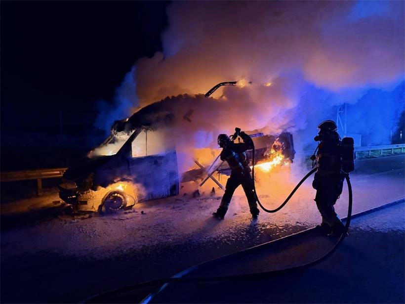 Lieferwagen-Brand legte Verkehr auf der A3 lahm