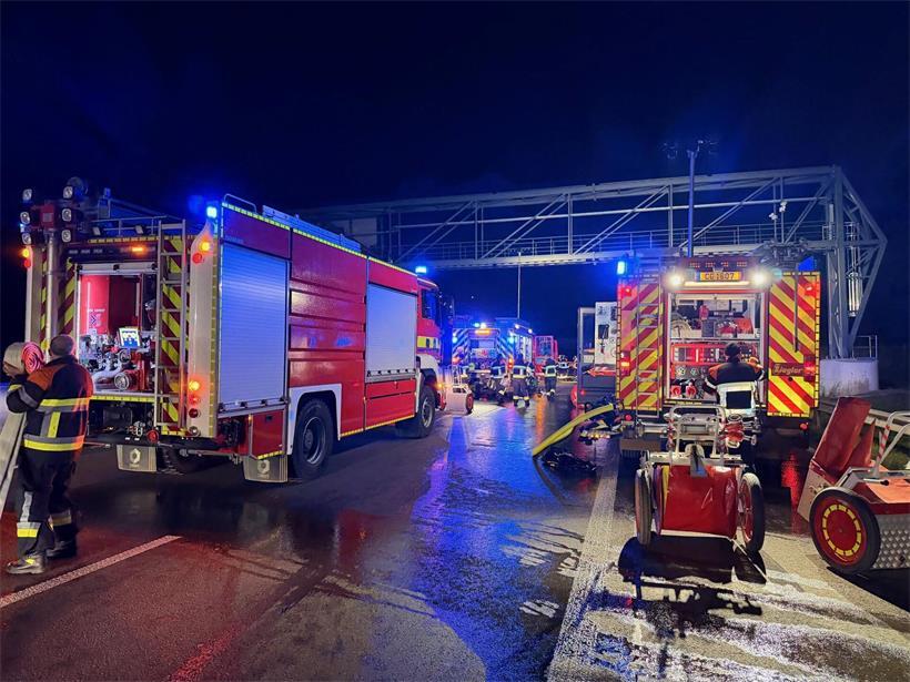 Lieferwagen-Brand legte Verkehr auf der A3 lahm