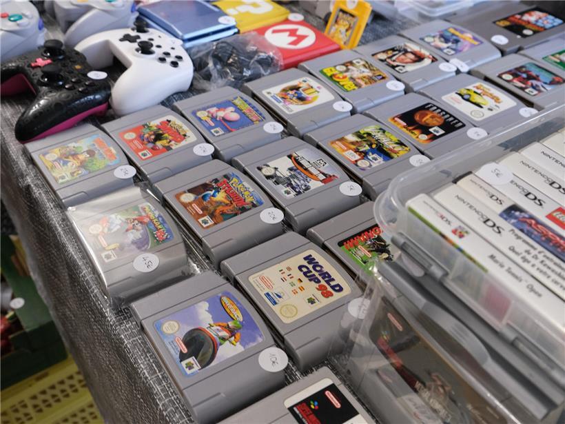 Ein Raum voller Geschichten – Ein Rundgang über den „Geek-Floumaart“ in der „Schungfabrik“