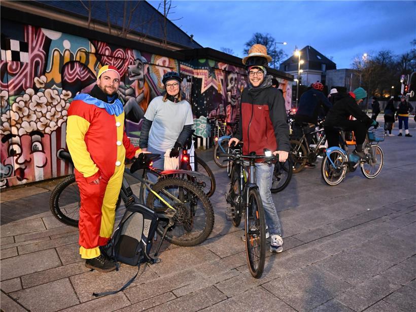 Verkleidet und auf dem Rad durch die Hauptstadt