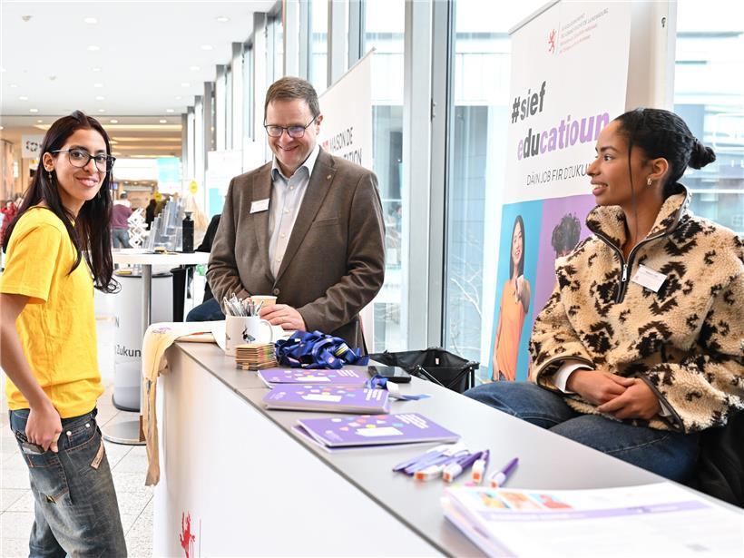 „Deng Zukunft – Däi Wee“ bringt Jugendliche und Betriebe in Belval ins Gespräch
