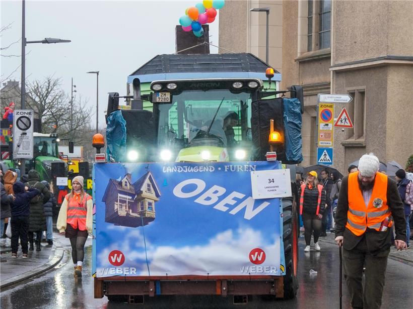 Trotz Regen: „Fuesboken“ feiern bei „Schëfflenger Kavalkad“