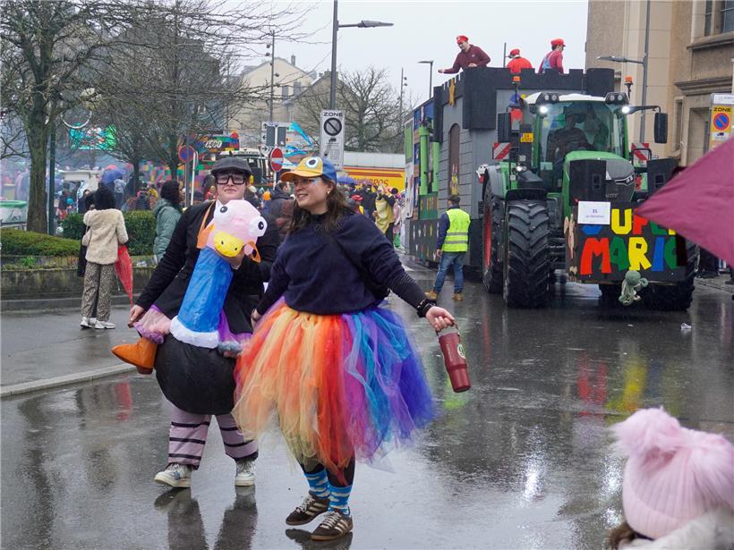 Trotz Regen: „Fuesboken“ feiern bei „Schëfflenger Kavalkad“