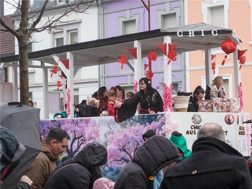 Trotz Regen: „Fuesboken“ feiern bei „Schëfflenger Kavalkad“