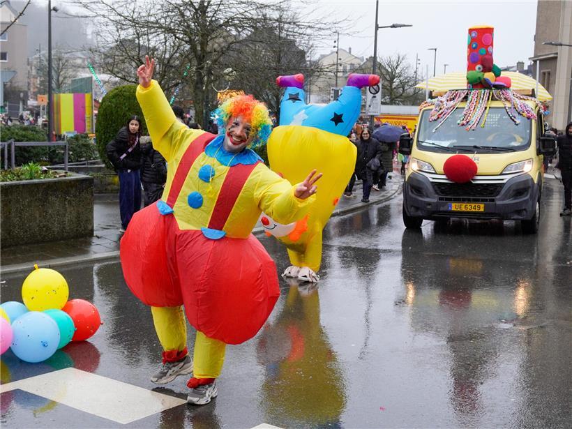 Trotz Regen: „Fuesboken“ feiern bei „Schëfflenger Kavalkad“