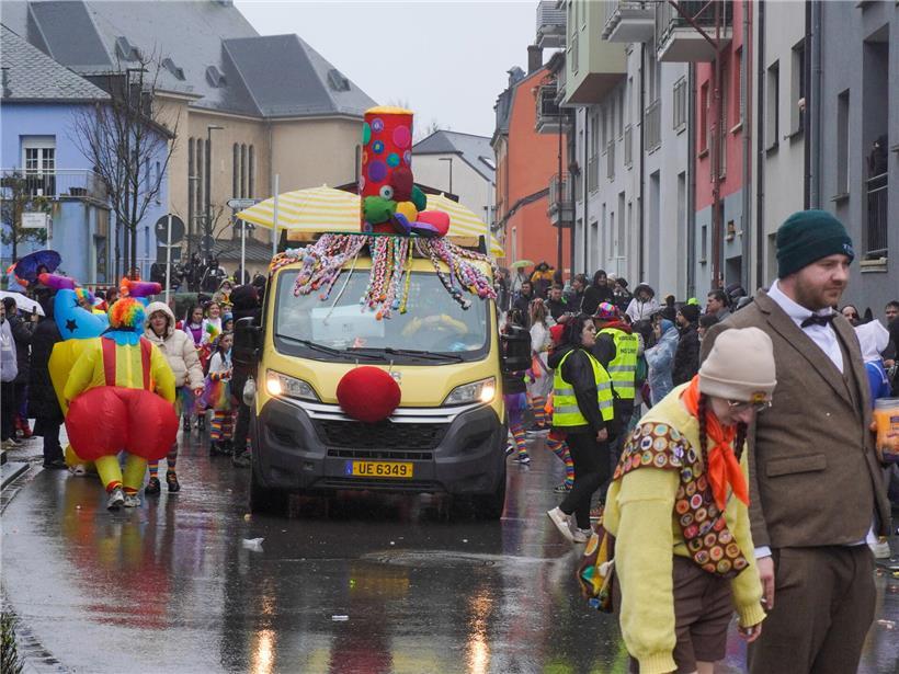Trotz Regen: „Fuesboken“ feiern bei „Schëfflenger Kavalkad“
