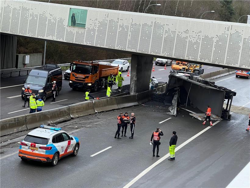 Unfall auf der A6: Lkw kracht gegen „kalifornische“ Mauer