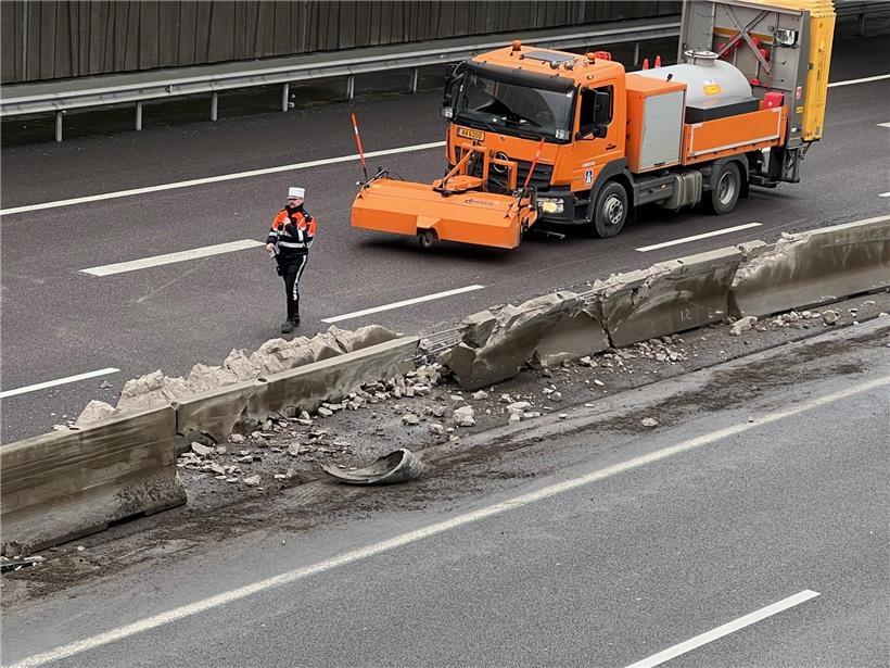 Unfall auf der A6: Lkw kracht gegen „kalifornische“ Mauer