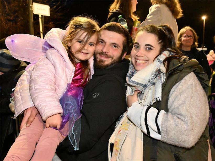 Mit Blick auf das Schloss: Tausende feiern bei der Nachtkavalkade in Clerf