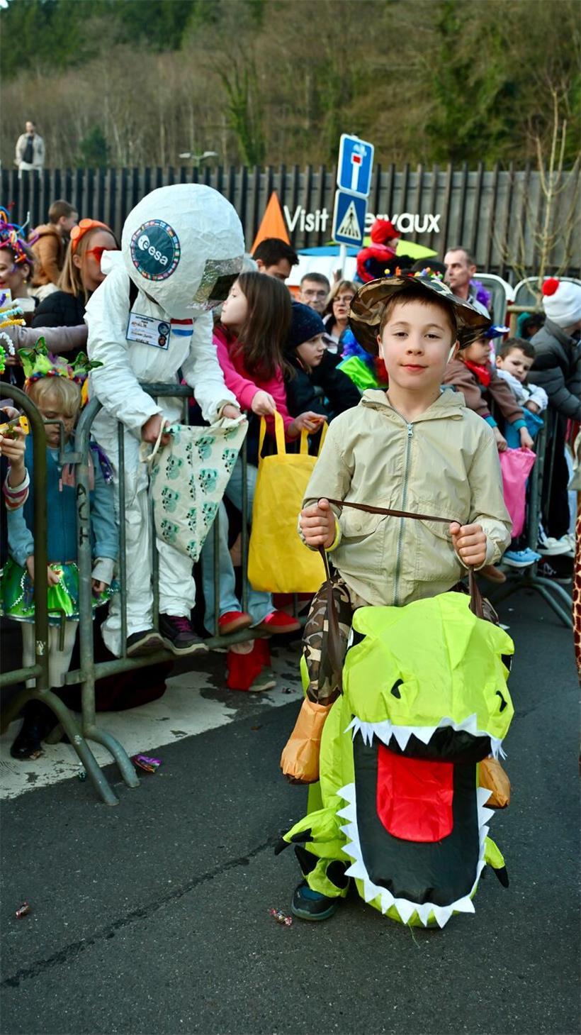 Mit Blick auf das Schloss: Tausende feiern bei der Nachtkavalkade in Clerf