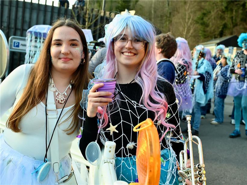 Mit Blick auf das Schloss: Tausende feiern bei der Nachtkavalkade in Clerf