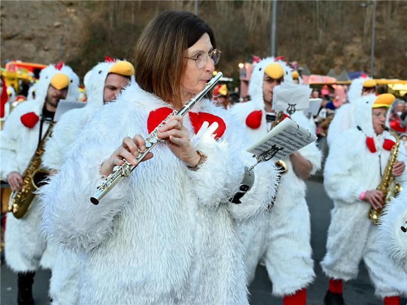 Mit Blick auf das Schloss: Tausende feiern bei der Nachtkavalkade in Clerf