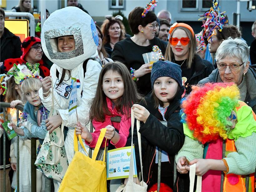 Mit Blick auf das Schloss: Tausende feiern bei der Nachtkavalkade in Clerf