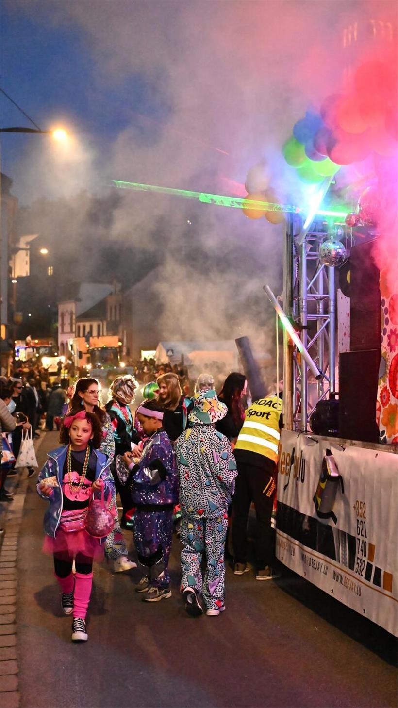 Mit Blick auf das Schloss: Tausende feiern bei der Nachtkavalkade in Clerf