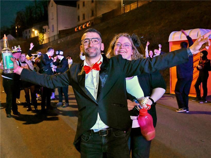 Mit Blick auf das Schloss: Tausende feiern bei der Nachtkavalkade in Clerf