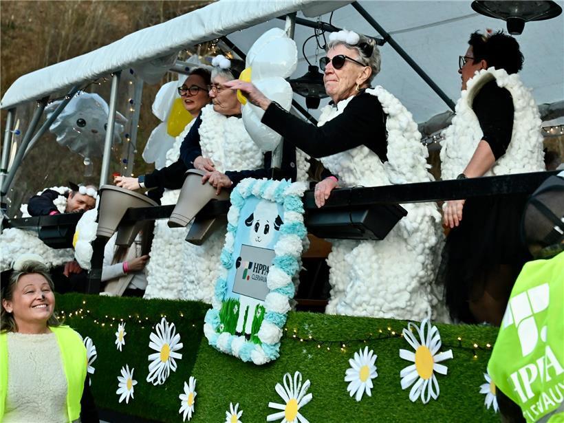 Mit Blick auf das Schloss: Tausende feiern bei der Nachtkavalkade in Clerf