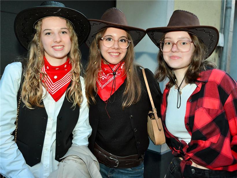 Mit Blick auf das Schloss: Tausende feiern bei der Nachtkavalkade in Clerf