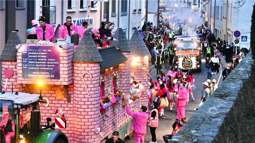 Mit Blick auf das Schloss: Tausende feiern bei der Nachtkavalkade in Clerf