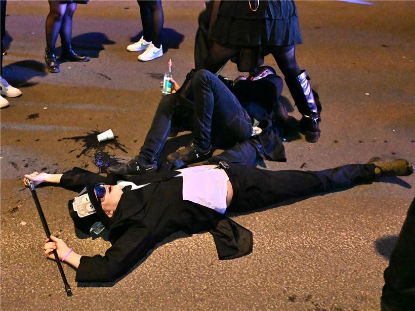 Mit Blick auf das Schloss: Tausende feiern bei der Nachtkavalkade in Clerf