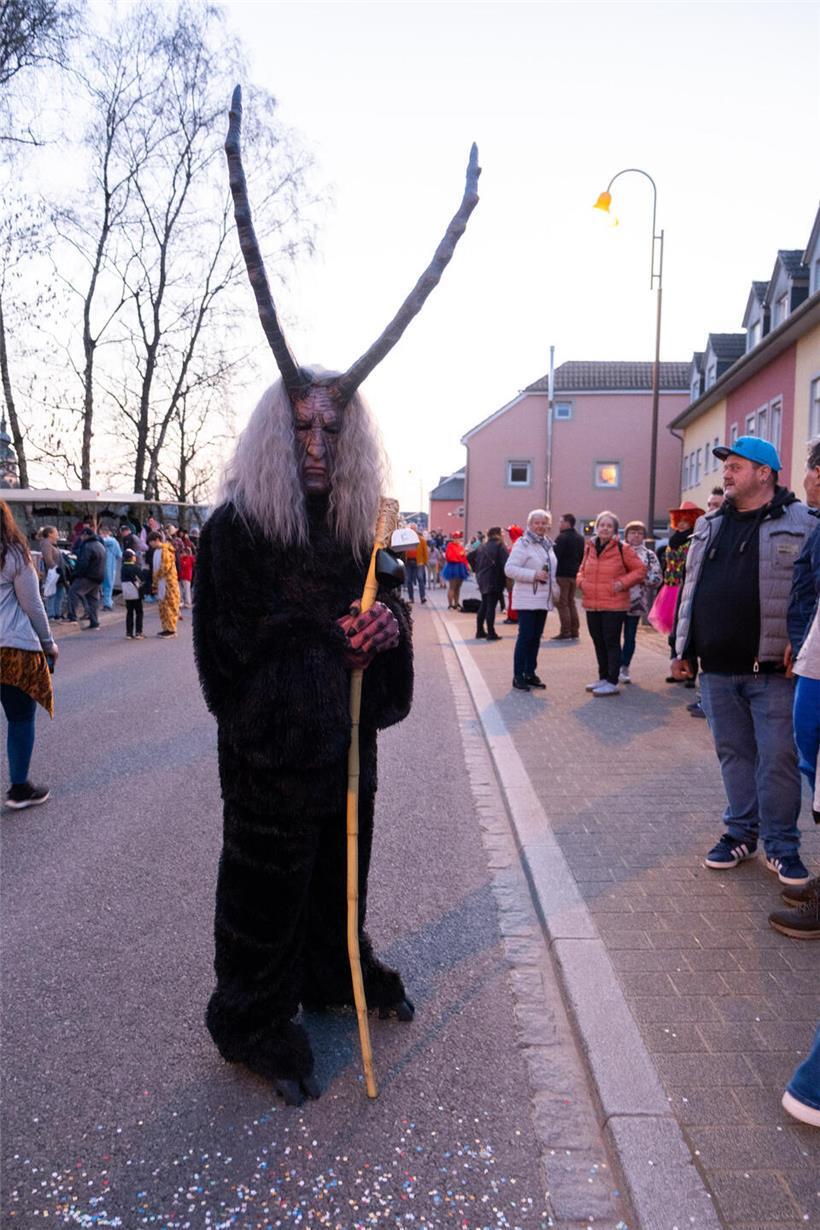 Von Göbelingen zum Schloss: „Fuesgecken“ bei der Nachtkavalkade in Koerich