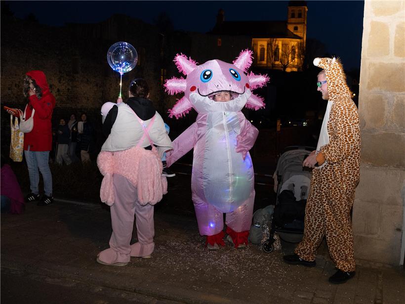 Von Göbelingen zum Schloss: „Fuesgecken“ bei der Nachtkavalkade in Koerich