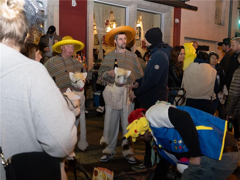 Von Göbelingen zum Schloss: „Fuesgecken“ bei der Nachtkavalkade in Koerich
