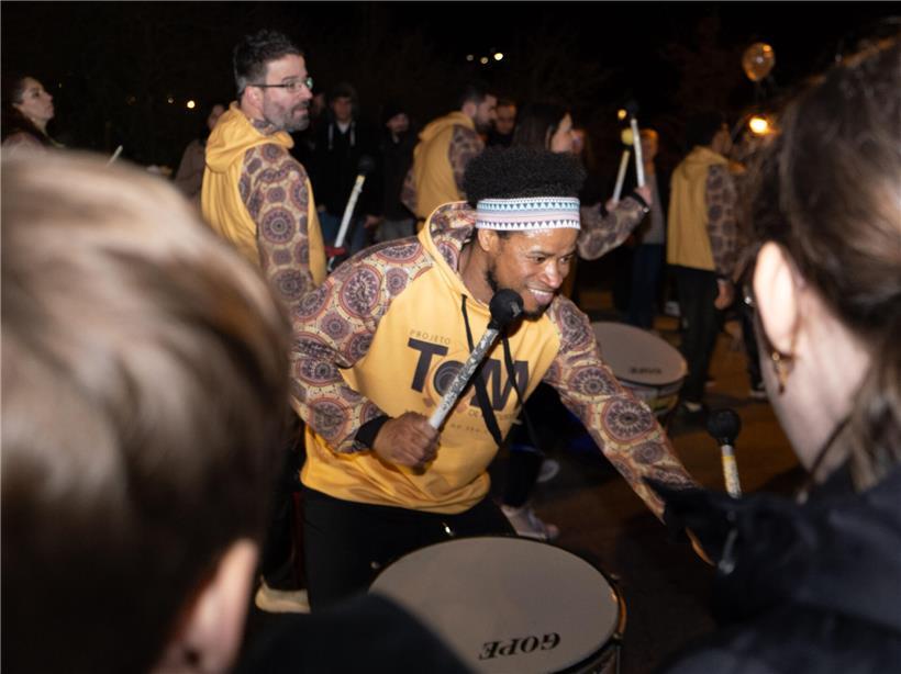 Von Göbelingen zum Schloss: „Fuesgecken“ bei der Nachtkavalkade in Koerich