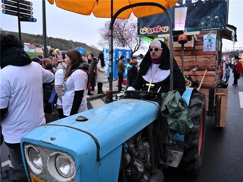 Leuchtender Abschluss der nächtlichen Fastnachsumzüge bei der „Nuetskavalkad“