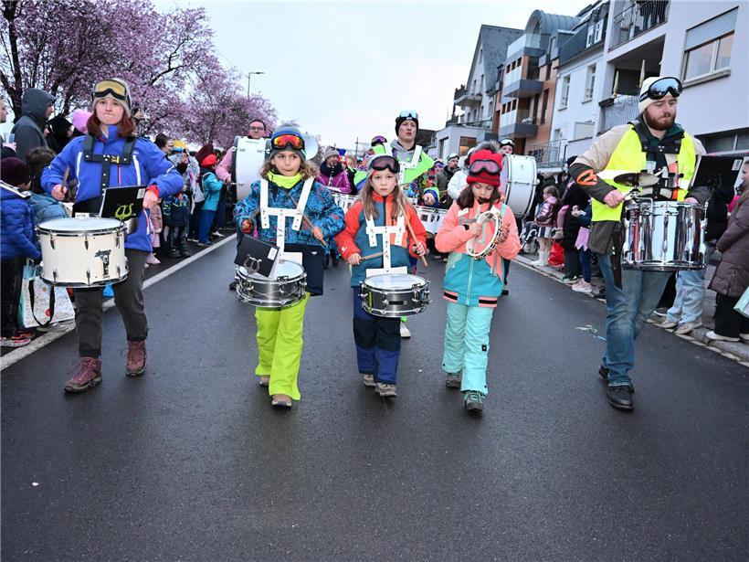 Leuchtender Abschluss der nächtlichen Fastnachsumzüge bei der „Nuetskavalkad“