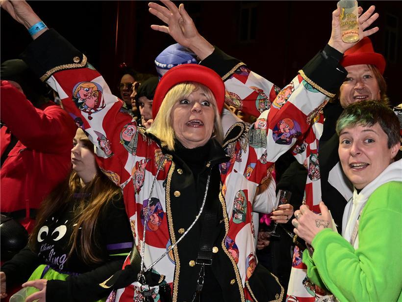Leuchtender Abschluss der nächtlichen Fastnachsumzüge bei der „Nuetskavalkad“