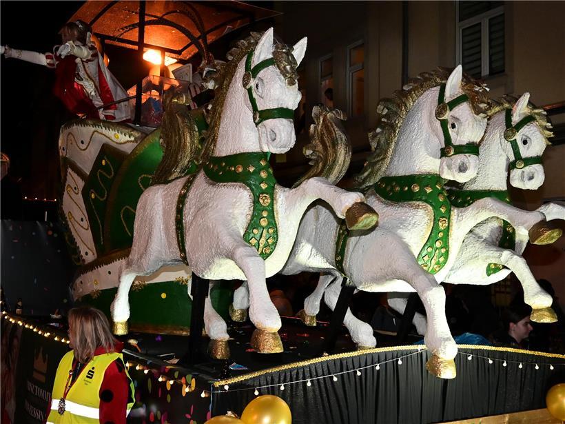 Leuchtender Abschluss der nächtlichen Fastnachsumzüge bei der „Nuetskavalkad“