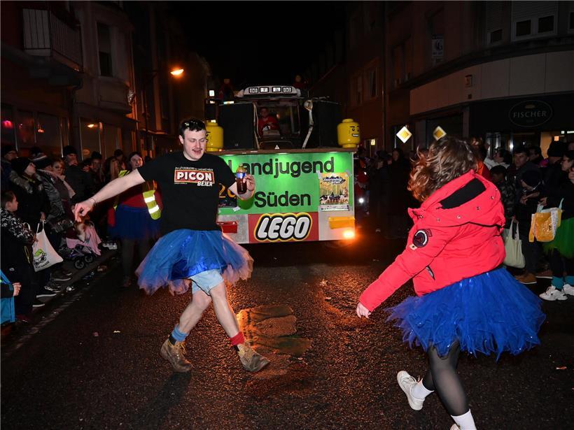 Leuchtender Abschluss der nächtlichen Fastnachsumzüge bei der „Nuetskavalkad“