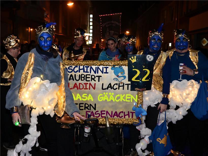 Leuchtender Abschluss der nächtlichen Fastnachsumzüge bei der „Nuetskavalkad“