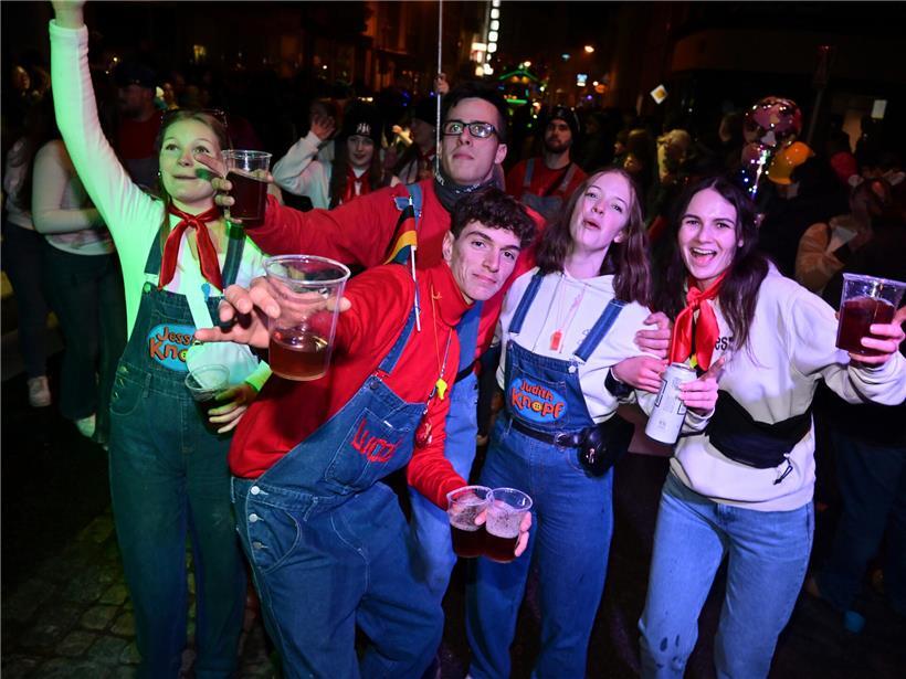 Leuchtender Abschluss der nächtlichen Fastnachsumzüge bei der „Nuetskavalkad“