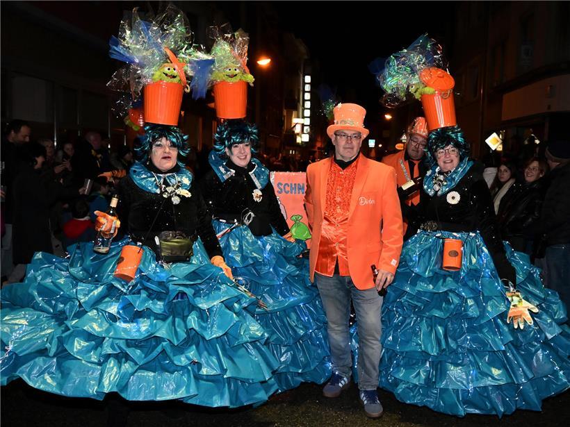 Leuchtender Abschluss der nächtlichen Fastnachsumzüge bei der „Nuetskavalkad“