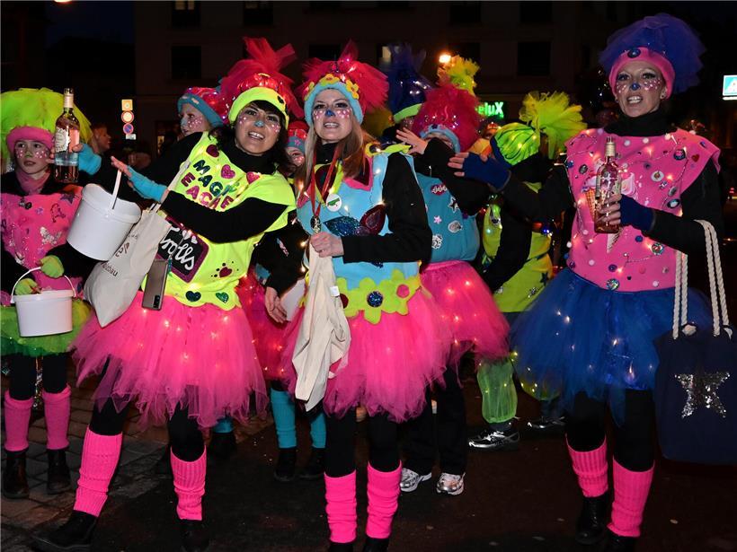 Leuchtender Abschluss der nächtlichen Fastnachsumzüge bei der „Nuetskavalkad“