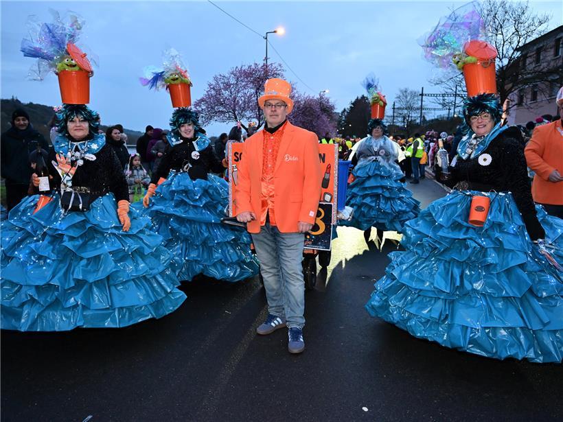 Leuchtender Abschluss der nächtlichen Fastnachsumzüge bei der „Nuetskavalkad“