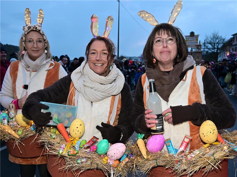 Leuchtender Abschluss der nächtlichen Fastnachsumzüge bei der „Nuetskavalkad“