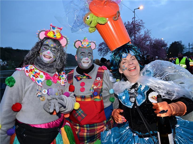 Leuchtender Abschluss der nächtlichen Fastnachsumzüge bei der „Nuetskavalkad“