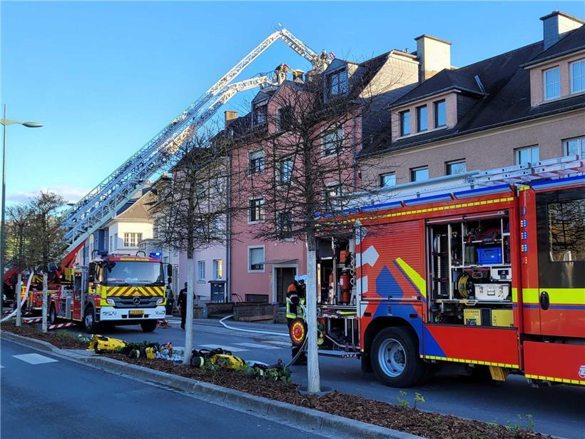 Feuerwehr rückt wegen Küchenbrands aus – Drei Menschen im Krankenhaus