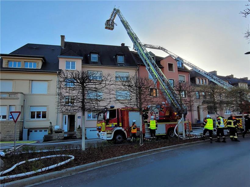 Feuerwehr rückt wegen Küchenbrands aus – Drei Menschen im Krankenhaus