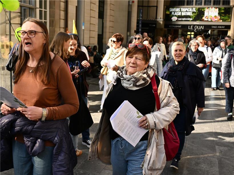 Zahlreiche Menschen demonstrieren bei „Marche pour la Terre“