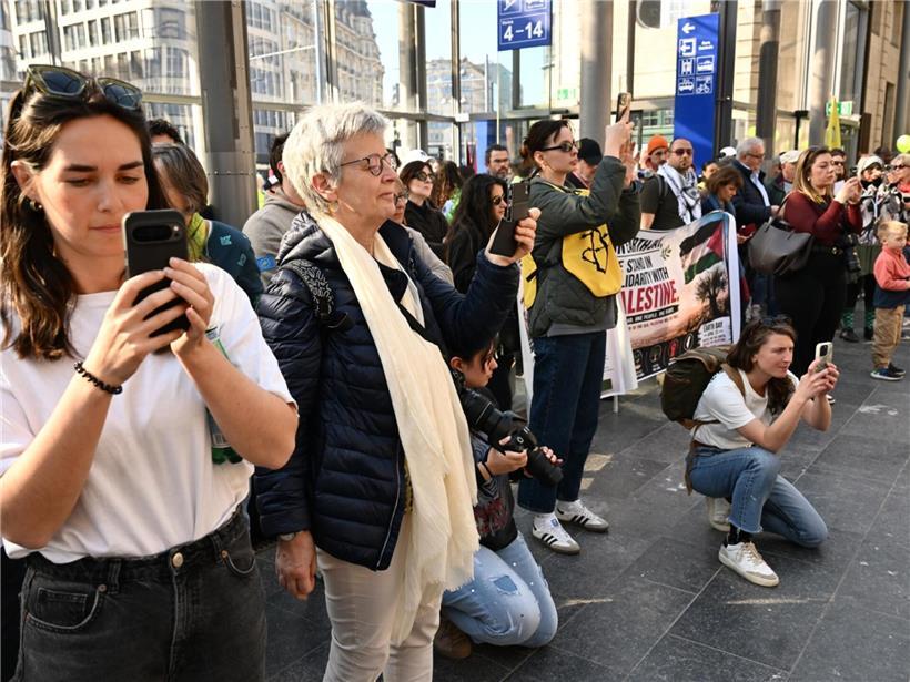 Zahlreiche Menschen demonstrieren bei „Marche pour la Terre“