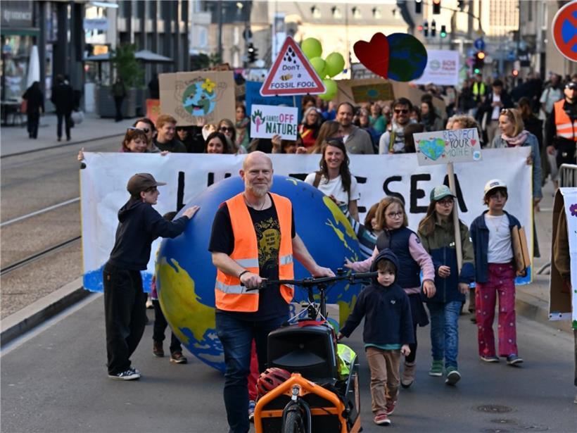 Zahlreiche Menschen demonstrieren bei „Marche pour la Terre“
