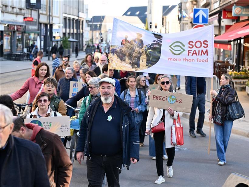 Zahlreiche Menschen demonstrieren bei „Marche pour la Terre“