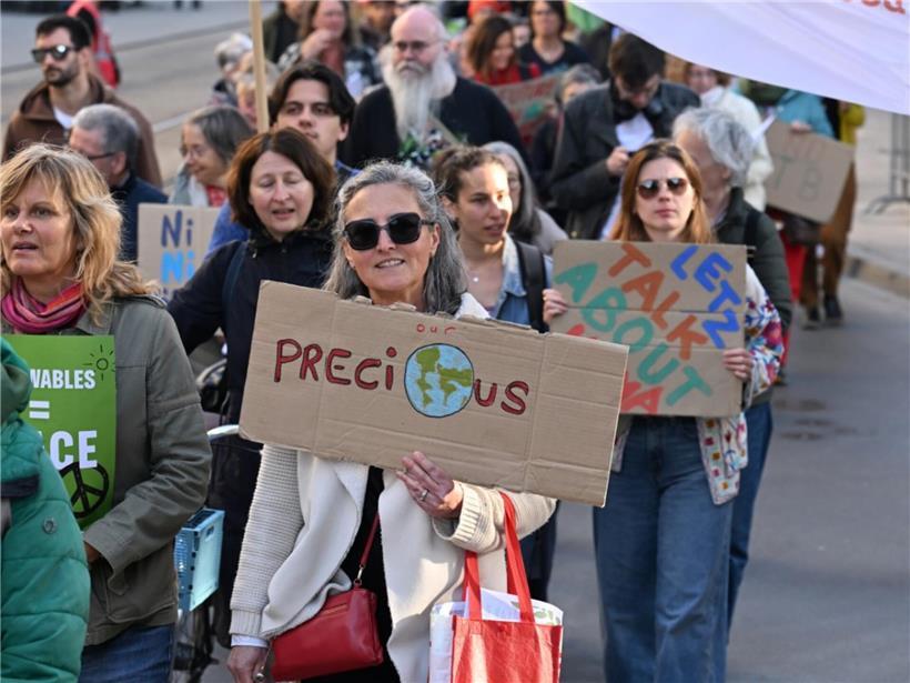 Zahlreiche Menschen demonstrieren bei „Marche pour la Terre“