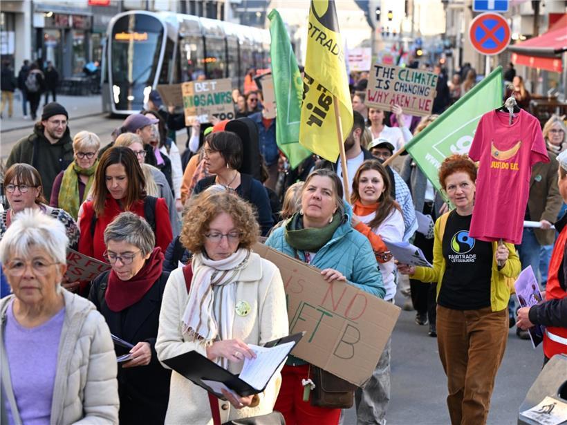 Zahlreiche Menschen demonstrieren bei „Marche pour la Terre“