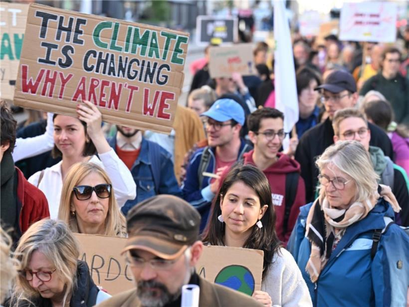Zahlreiche Menschen demonstrieren bei „Marche pour la Terre“