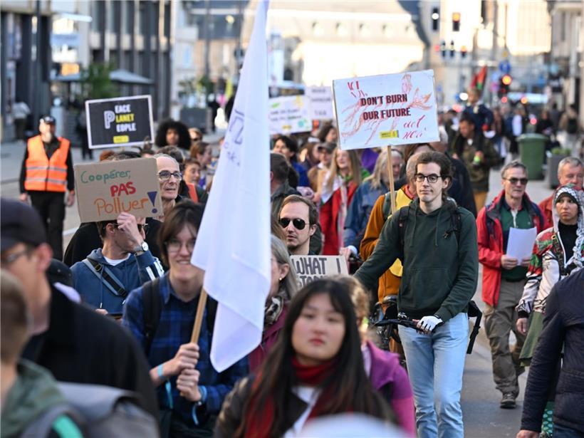 Zahlreiche Menschen demonstrieren bei „Marche pour la Terre“