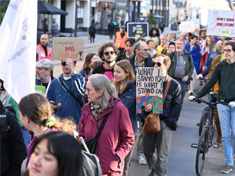 Zahlreiche Menschen demonstrieren bei „Marche pour la Terre“